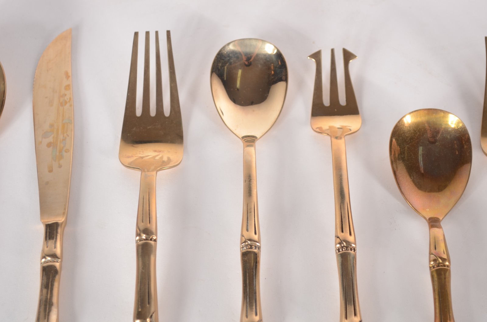 Faqueiro dourado "Tailand", composto de: 12 garfos, 14 facas, 12... - foto 3 de 7