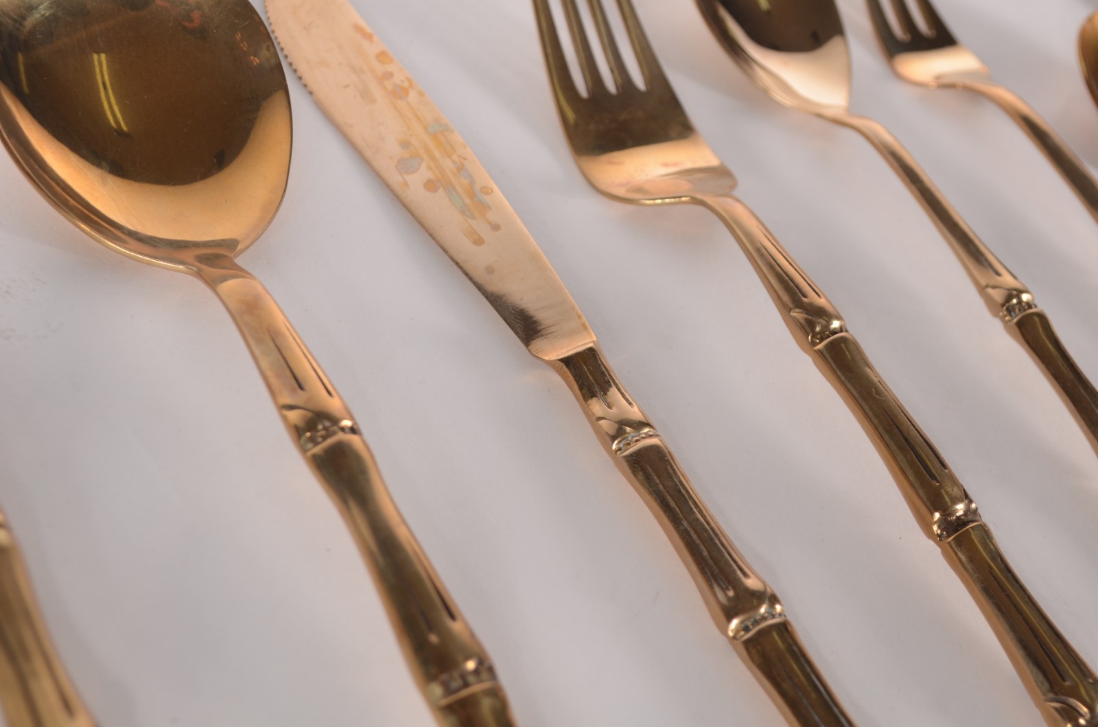 Faqueiro dourado "Tailand", composto de: 12 garfos, 14 facas, 12... - foto 4 de 7
