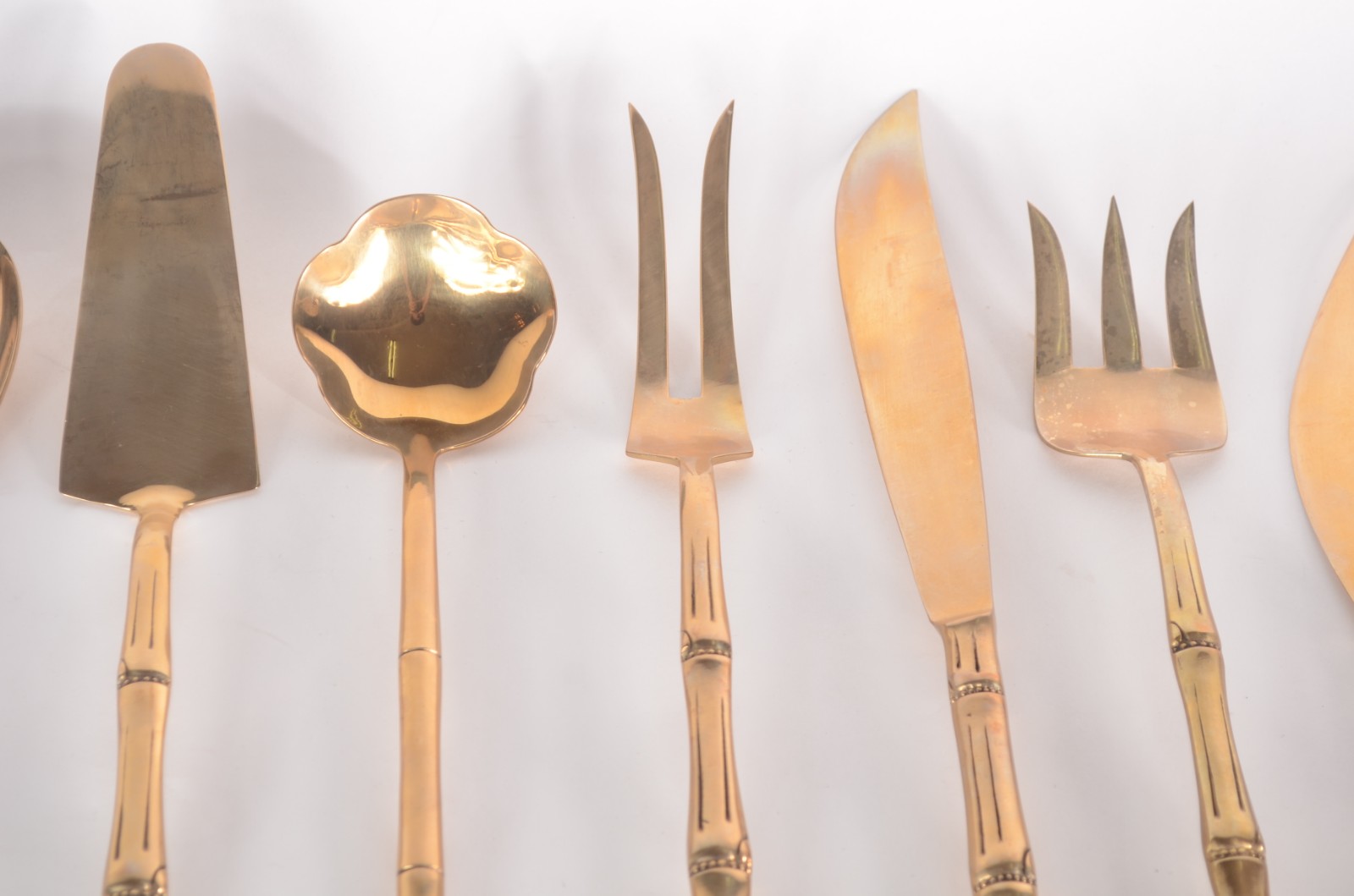 Faqueiro dourado "Tailand", composto de: 12 garfos, 14 facas, 12... - foto 6 de 7