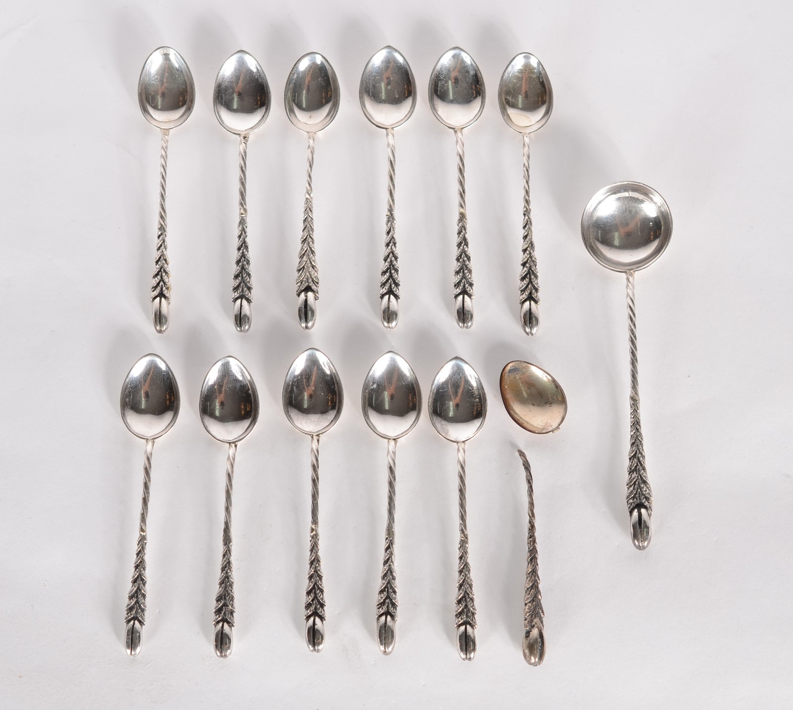 Conjunto com 12 colheres para café e uma para açúcar de prata... - foto 1 de 6