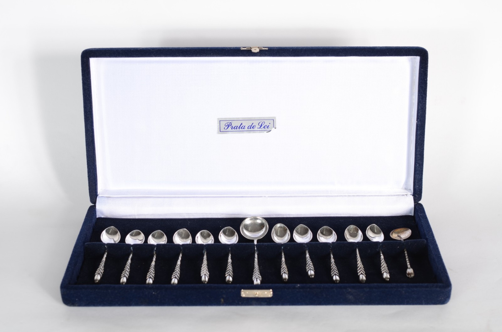 Conjunto com 12 colheres para café e uma para açúcar de prata... - foto 2 de 6