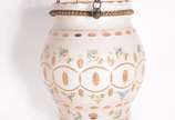 Lanterna de overlay branco e salmão com flores ... - Lanterna de overlay branco e salmão com flores em policromia.
