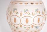 Lanterna de overlay branco e salmão com flores ... - Lanterna de overlay branco e salmão com flores em policromia.