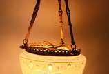 Lanterna de overlay branco com flores em policr... - Lanterna de overlay branco com flores em policromia e correntes de metal dourado. Lascado.