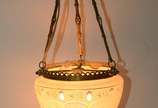 Lanterna de overlay branco com flores em policr... - Lanterna de overlay branco com flores em policromia e correntes de metal dourado. Lascado.