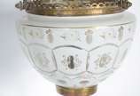 Lanterna de overlay branco com flores em policr... - Lanterna de overlay branco com flores em policromia e correntes de metal dourado. Lascado.