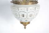 Lanterna de overlay branco com flores em policr... - Lanterna de overlay branco com flores em policromia e correntes de metal dourado. Lascado.
