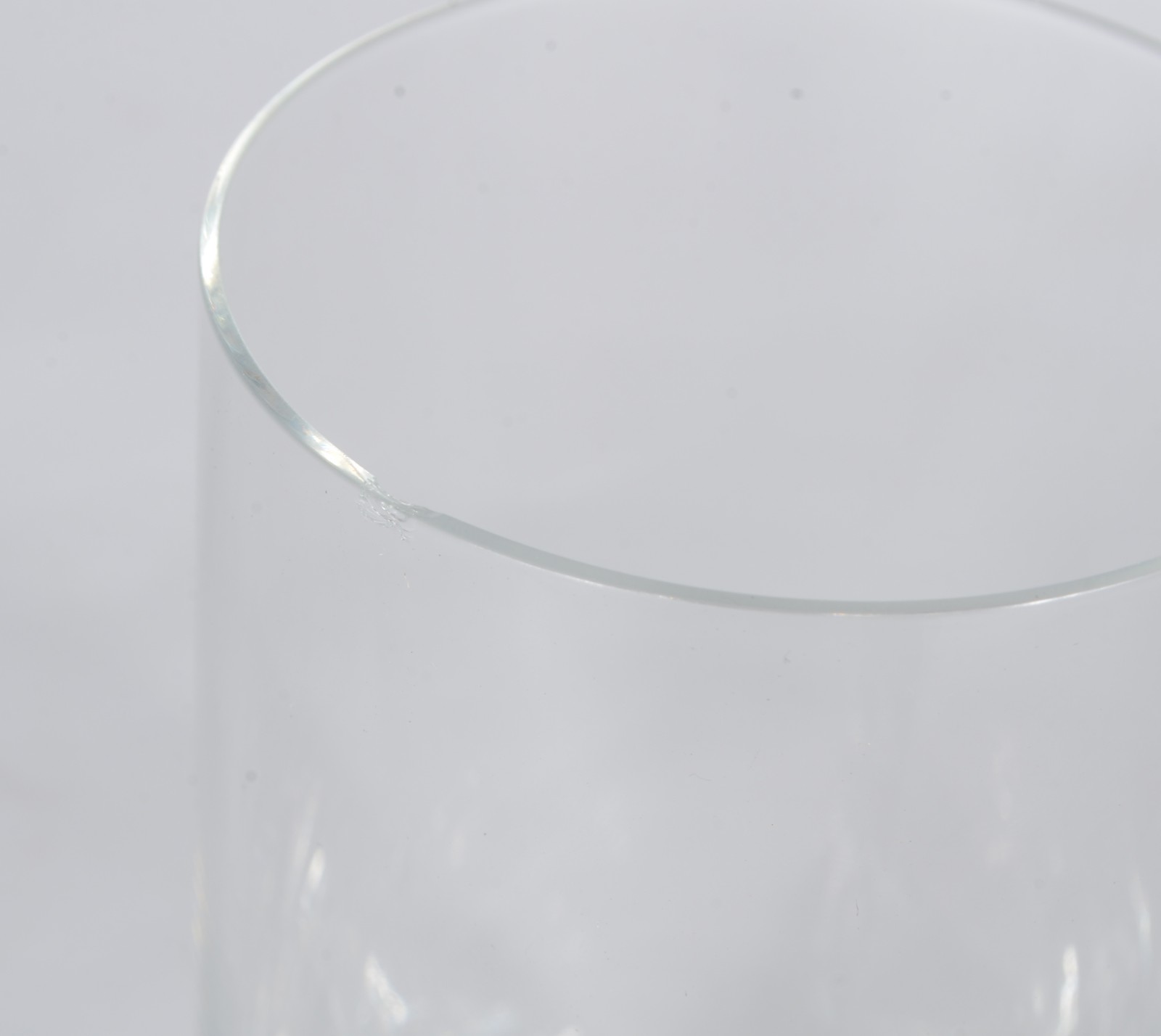 Diversos copos em demi cristal, sendo: 9 longos e 8 com pé. Total: 17... - foto 4 de 4