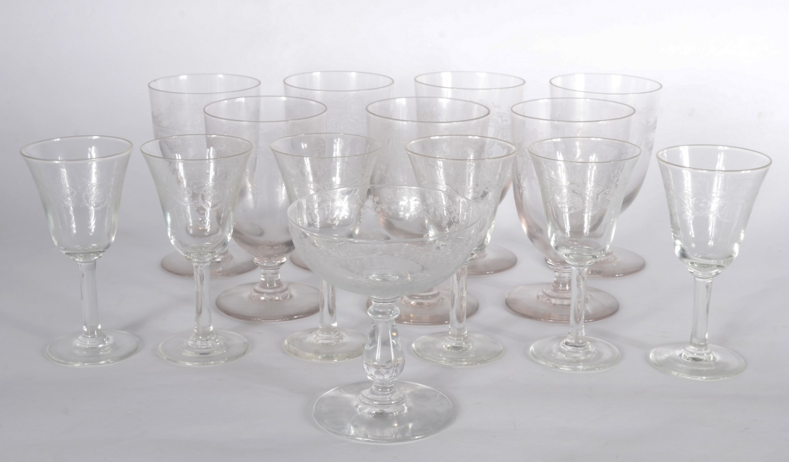 Diversos copos de cristal lavrado, composto de: 6 taças para licor, 7... - foto 1 de 4