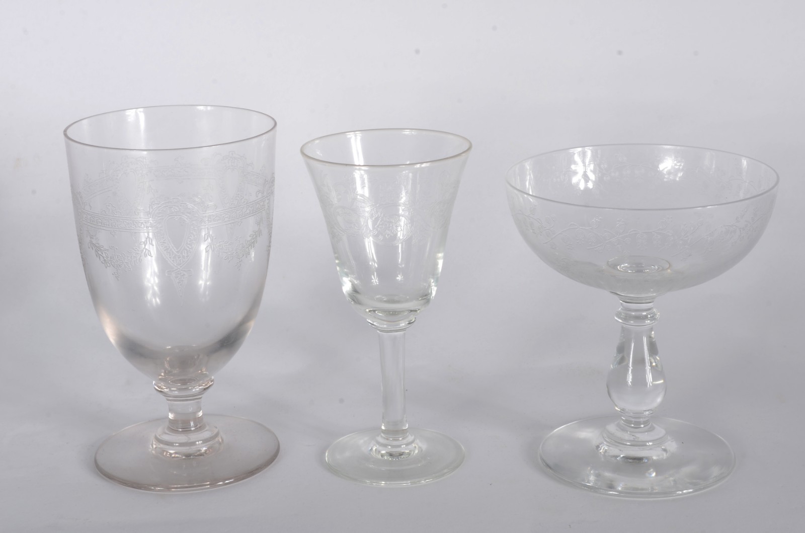 Diversos copos de cristal lavrado, composto de: 6 taças para licor, 7... - foto 2 de 4