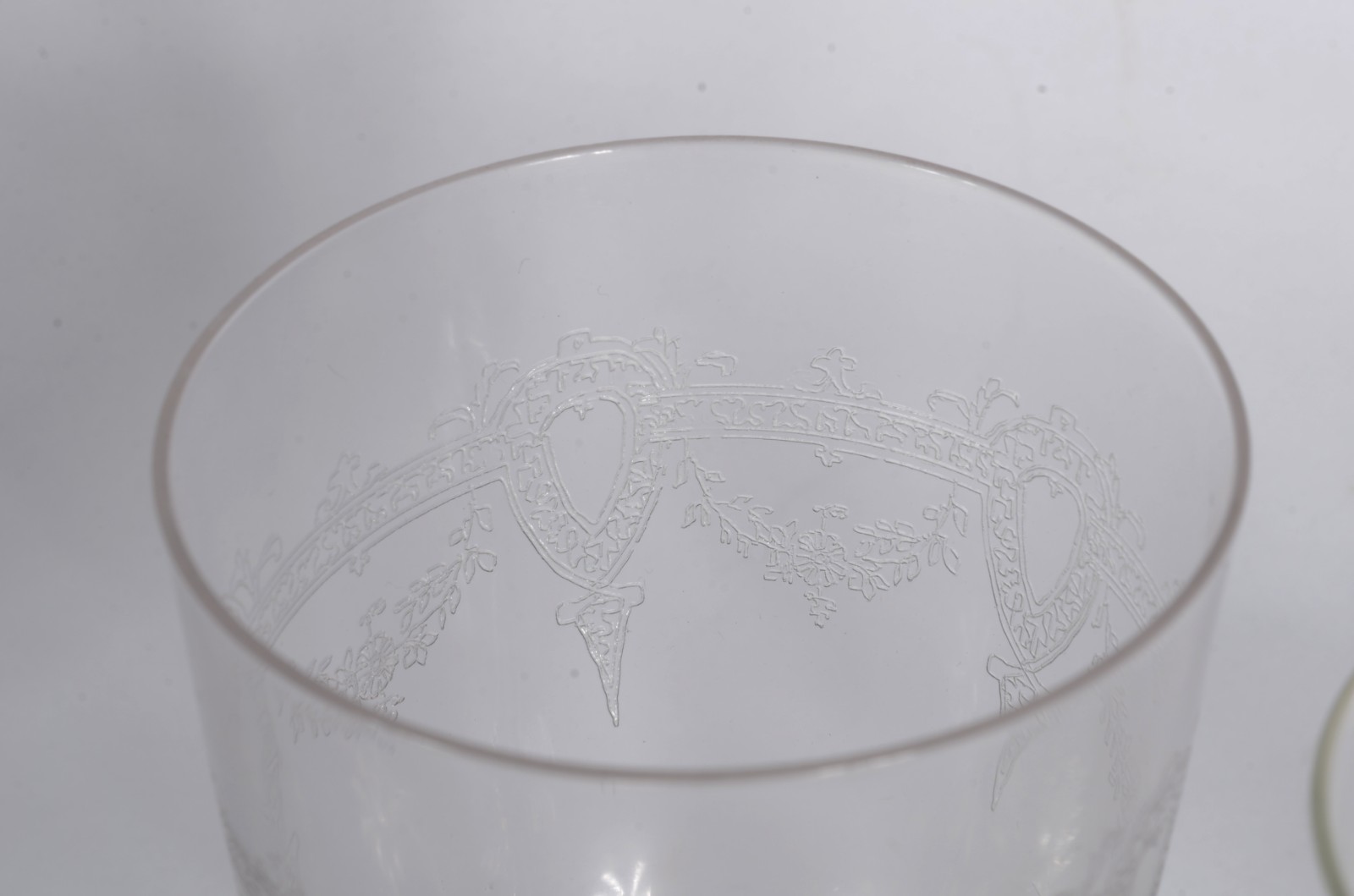 Diversos copos de cristal lavrado, composto de: 6 taças para licor, 7... - foto 3 de 4