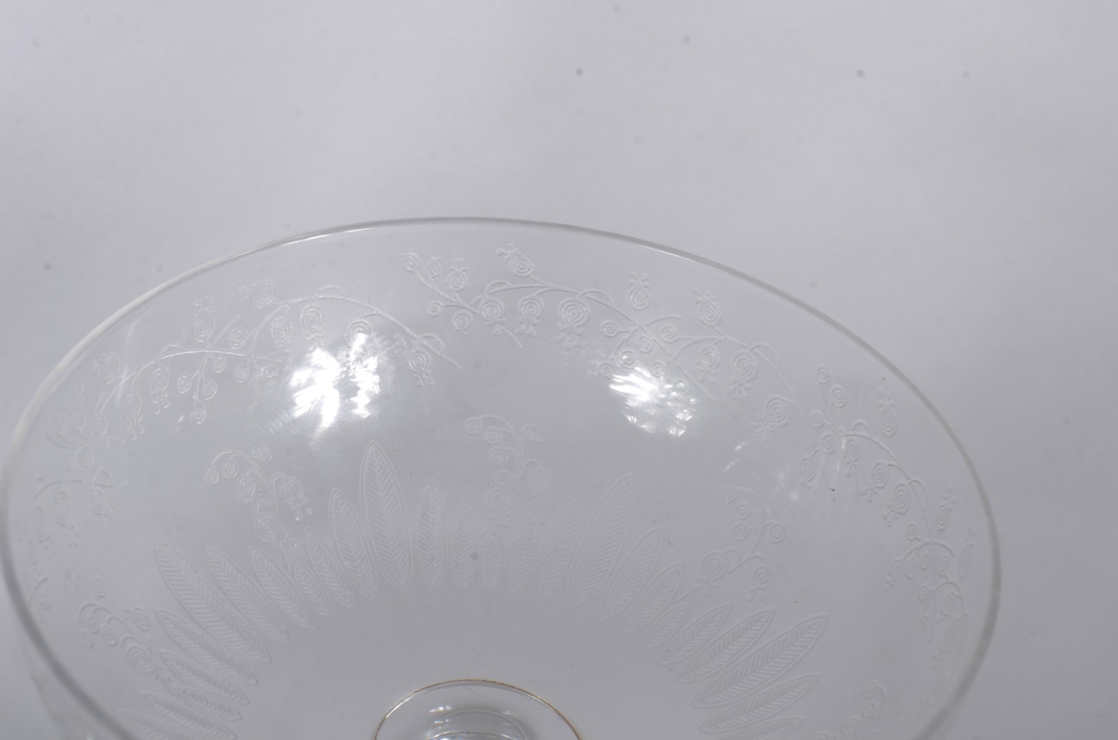 Diversos copos de cristal lavrado, composto de: 6 taças para licor, 7... - foto 4 de 4