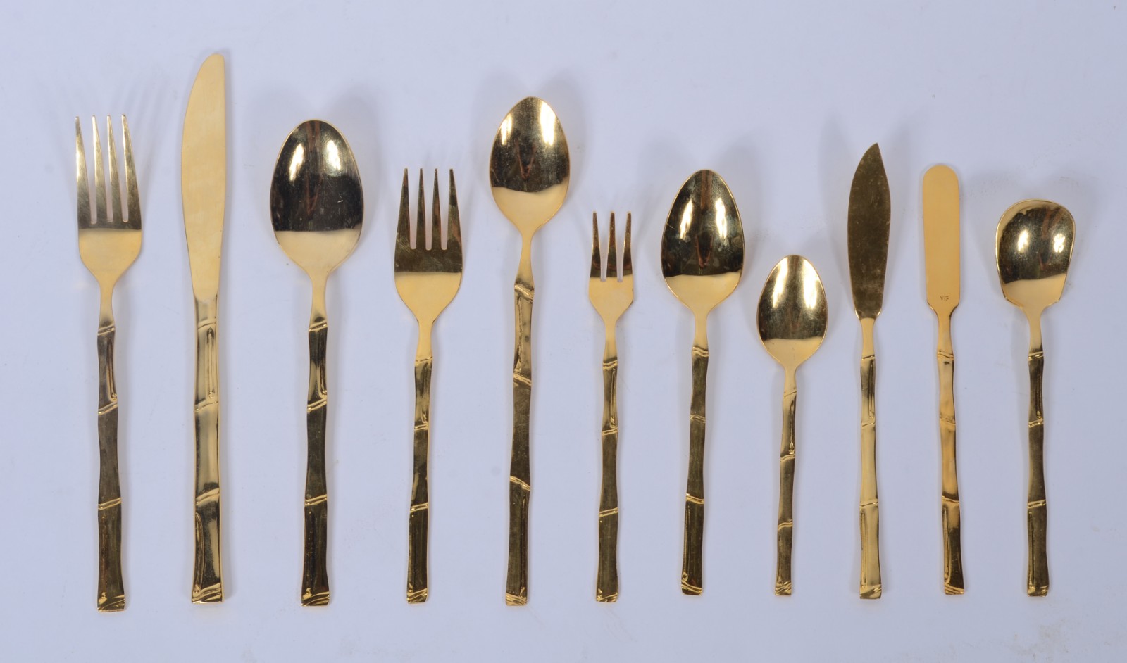 Faqueiro de metal dourado, composto de: 10 colheres, 10 garfos, 10... - foto 1 de 5