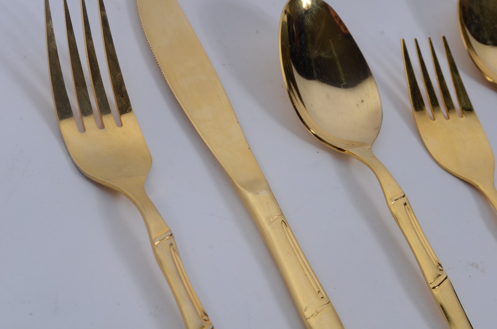 Faqueiro de metal dourado, composto de: 10 colheres, 10 garfos, 10... - foto 2 de 5