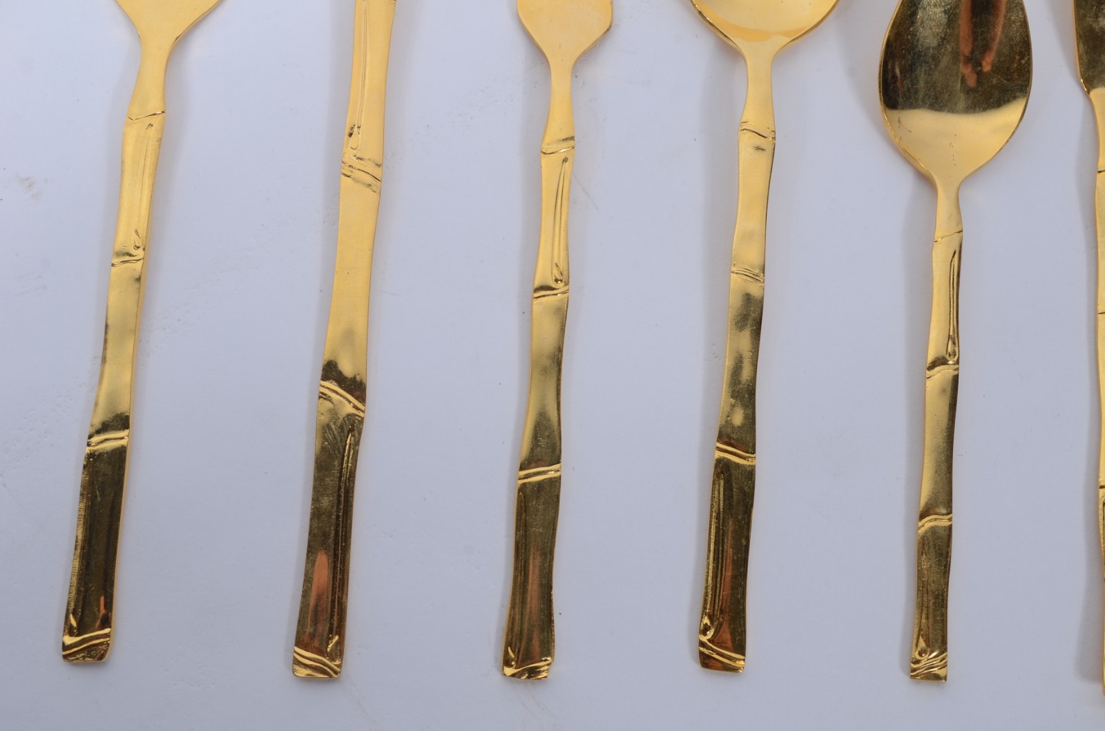 Faqueiro de metal dourado, composto de: 10 colheres, 10 garfos, 10... - foto 3 de 5