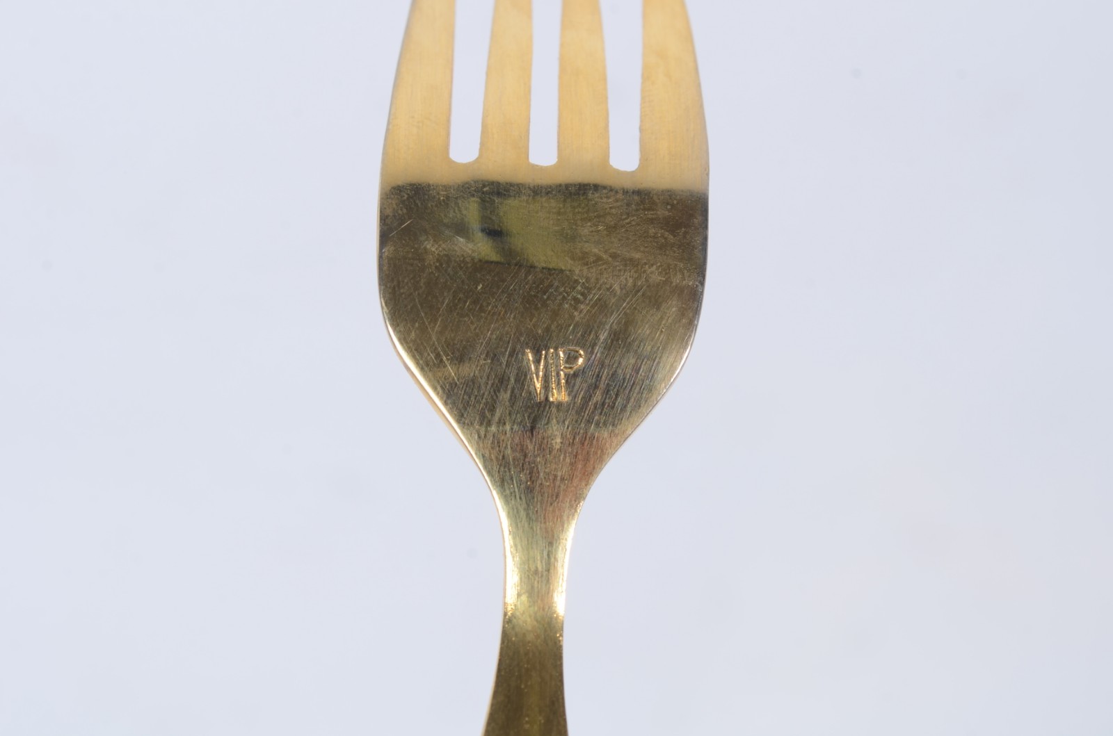 Faqueiro de metal dourado, composto de: 10 colheres, 10 garfos, 10... - foto 4 de 5