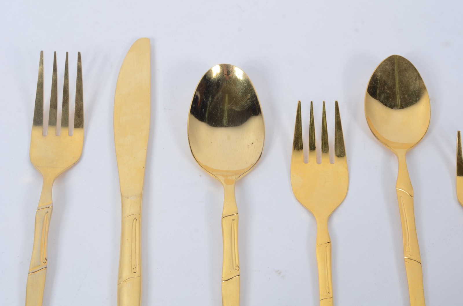 Faqueiro de metal dourado, composto de: 10 colheres, 10 garfos, 10... - foto 5 de 5