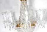 Lustre para 8 luzes de cristal com mangas, cont... - Lustre para 8 luzes de cristal com mangas, contas e pingentes lapidados. Faltando algumas contas.