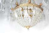 Lustre para 8 luzes de cristal com mangas, cont... - Lustre para 8 luzes de cristal com mangas, contas e pingentes lapidados. Faltando algumas contas.