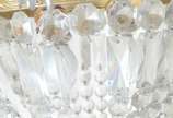 Lustre para 8 luzes de cristal com mangas, cont... - Lustre para 8 luzes de cristal com mangas, contas e pingentes lapidados. Faltando algumas contas.