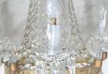 Lustre para 8 luzes de cristal com mangas, cont... - Lustre para 8 luzes de cristal com mangas, contas e pingentes lapidados. Faltando algumas contas.