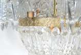 Lustre para 8 luzes de cristal com mangas, cont... - Lustre para 8 luzes de cristal com mangas, contas e pingentes lapidados. Faltando algumas contas.