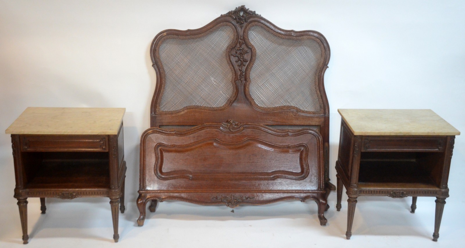 Conjunto de cama de solteiro com detalhes de palhinha na cabeceira e... - foto 1 de 6