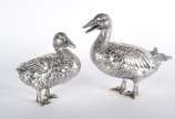 CASA LUIZ FERREIRA, Casal de Patos - Casal de patos, duas esculturas em prata portuguesa, repuxada e cinzelada, apresenta decoração naturalística, asas articuladas, olhos em contas. Contr