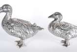 CASA LUIZ FERREIRA, Casal de Patos - Casal de patos, duas esculturas em prata portuguesa, repuxada e cinzelada, apresenta decoração naturalística, asas articuladas, olhos em contas. Contr