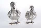 CASA LUIZ FERREIRA, Casal de Patos - Casal de patos, duas esculturas em prata portuguesa, repuxada e cinzelada, apresenta decoração naturalística, asas articuladas, olhos em contas. Contr