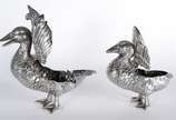 CASA LUIZ FERREIRA, Casal de Patos - Casal de patos, duas esculturas em prata portuguesa, repuxada e cinzelada, apresenta decoração naturalística, asas articuladas, olhos em contas. Contr