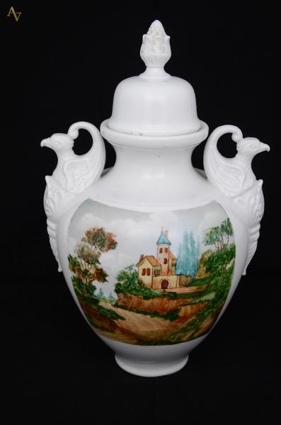 Potiche de porcelana com pegas na forma de águias, decorada com... - foto 1 de 2