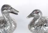 CASA LUIZ FERREIRA, Casal de Patos - Casal de patos, duas esculturas em prata portuguesa, repuxada e cinzelada, apresenta decoração naturalística, asas articuladas, olhos em contas. Contr