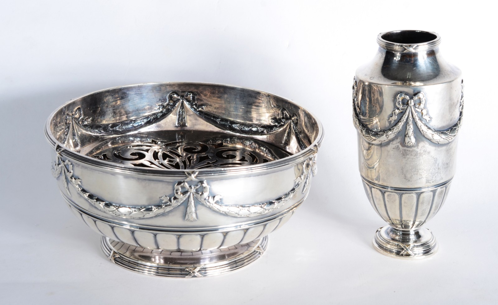 Duas peças de prata, sendo: Pequeno vaso e floreira de prata inglesa... - foto 1 de 10