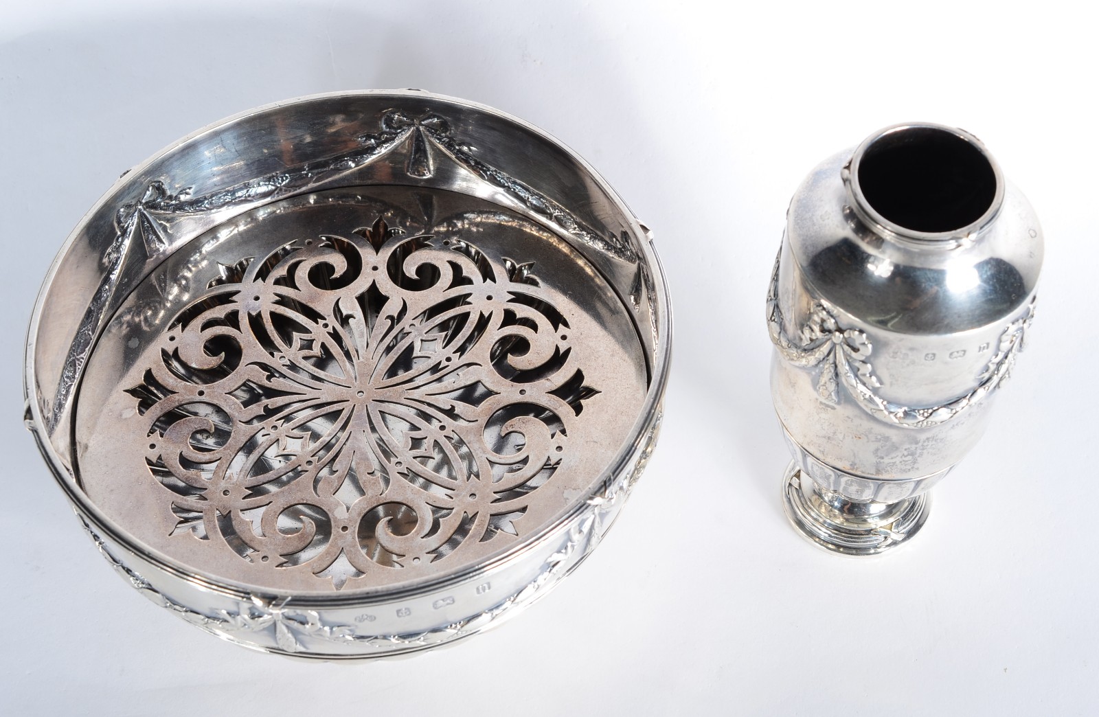 Duas peças de prata, sendo: Pequeno vaso e floreira de prata inglesa... - foto 2 de 10