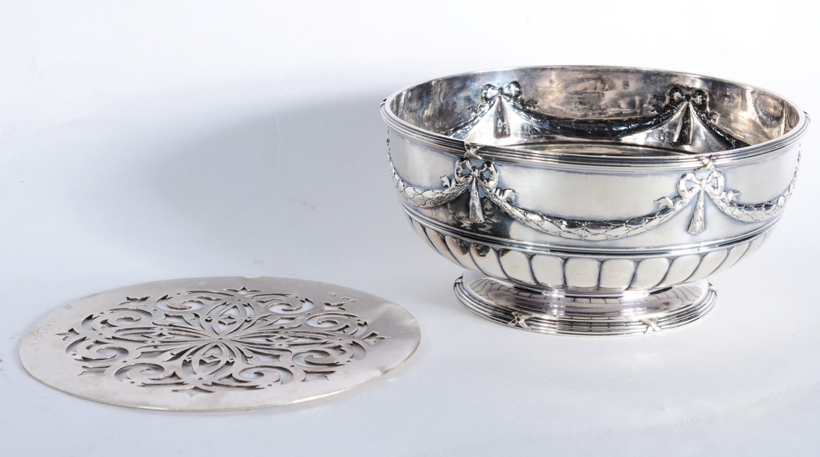 Duas peças de prata, sendo: Pequeno vaso e floreira de prata inglesa... - foto 3 de 10