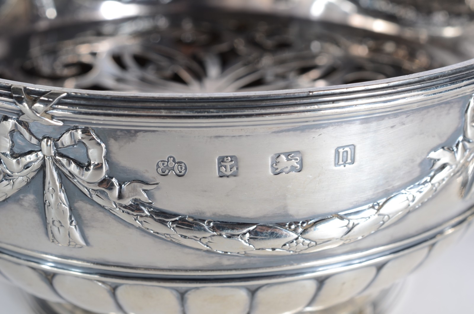 Duas peças de prata, sendo: Pequeno vaso e floreira de prata inglesa... - foto 5 de 10