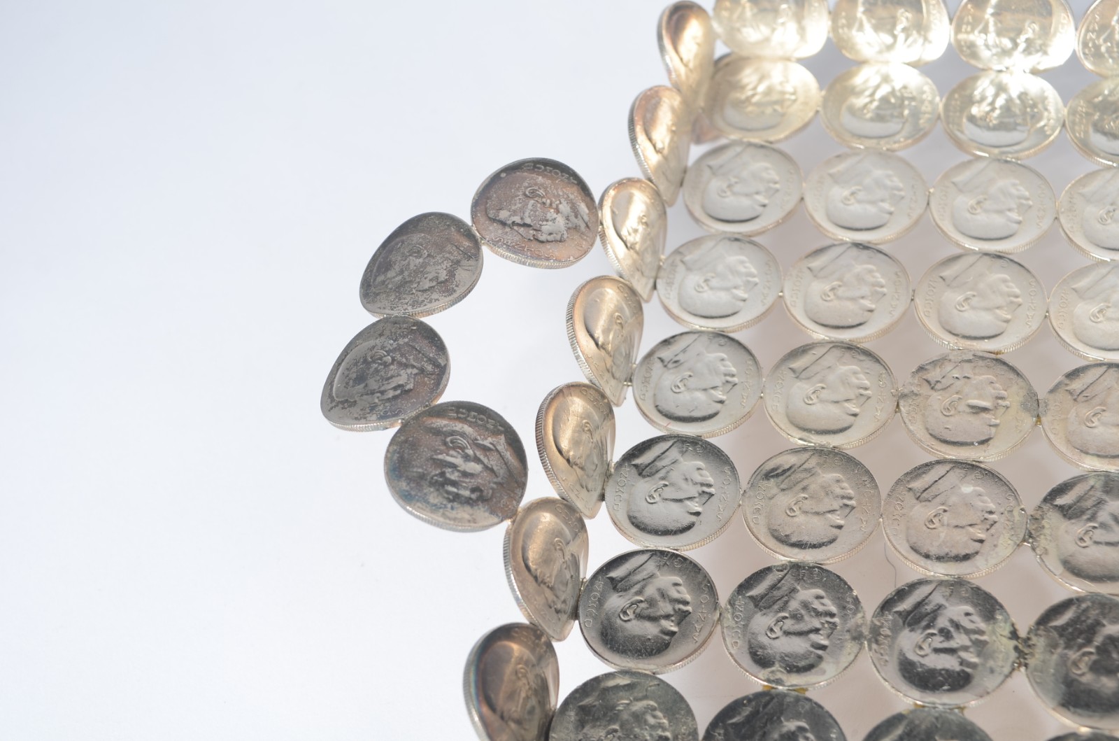 Bandeja formada por moedas de prata de 5.000 reis com figura de... - foto 4 de 7