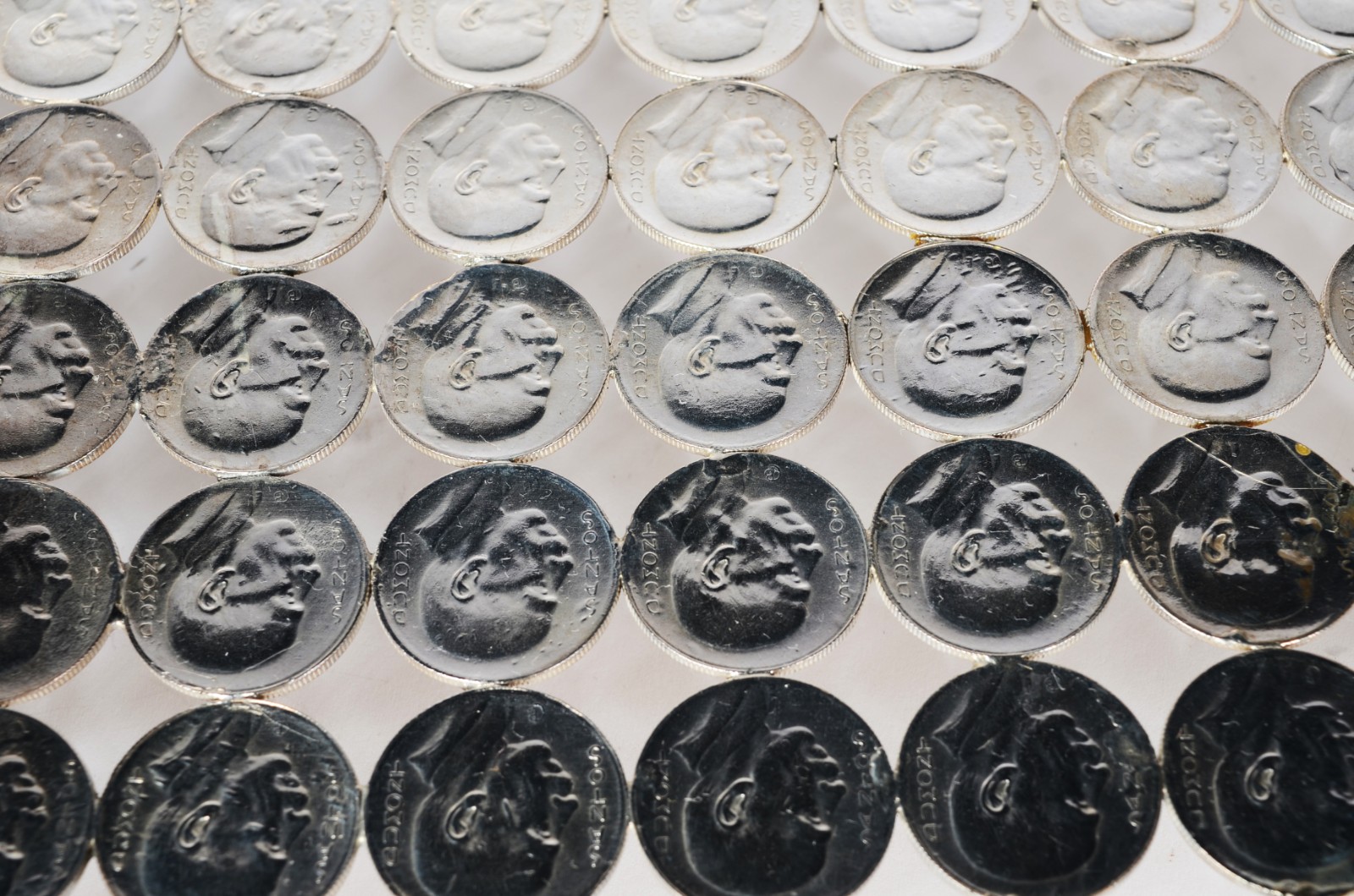 Bandeja formada por moedas de prata de 5.000 reis com figura de... - foto 5 de 7