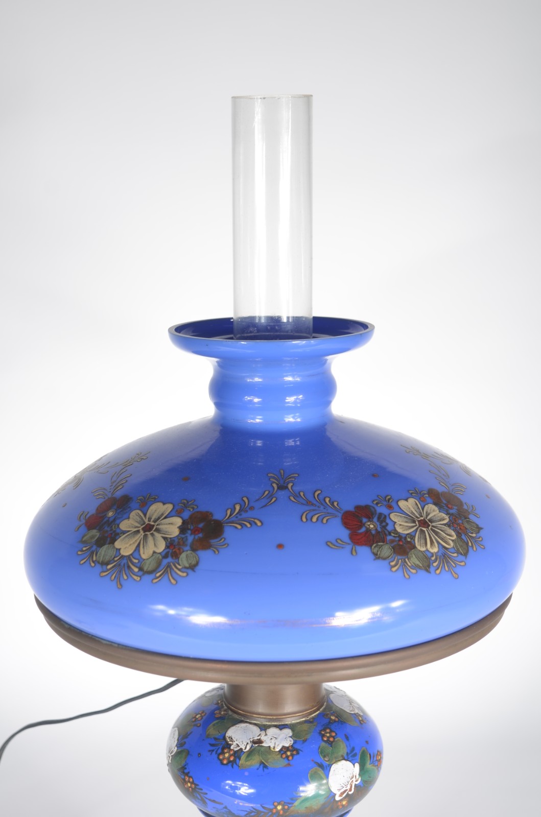 Abatjour de vidro opalinado azul com flores em policromia, guarnição... - foto 2 de 6