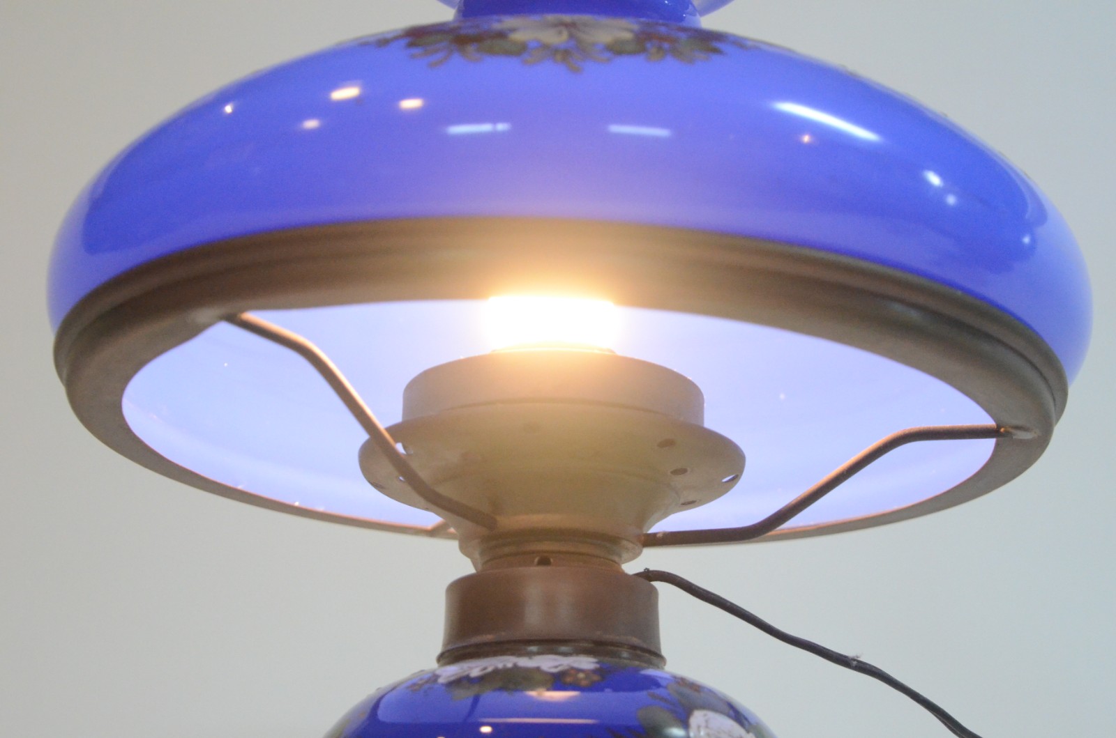 Abatjour de vidro opalinado azul com flores em policromia, guarnição... - foto 5 de 6