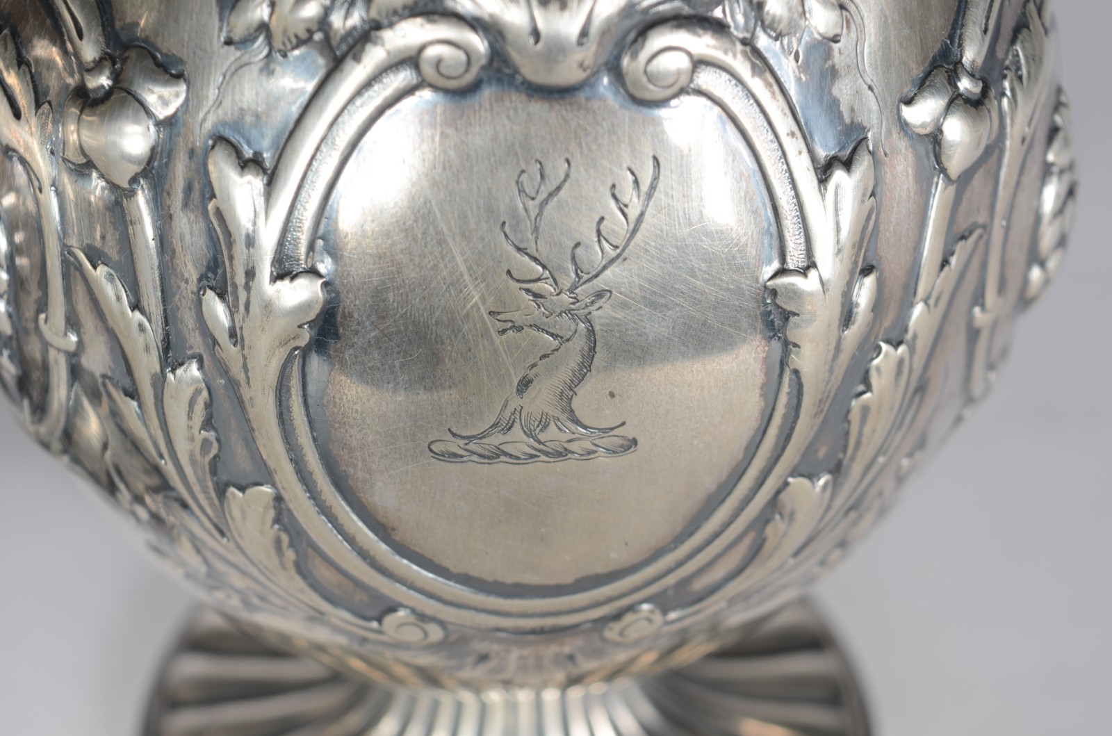 Par de belíssimas jarras de prata inglesa vitoriana, bojos decorados... - foto 4 de 9