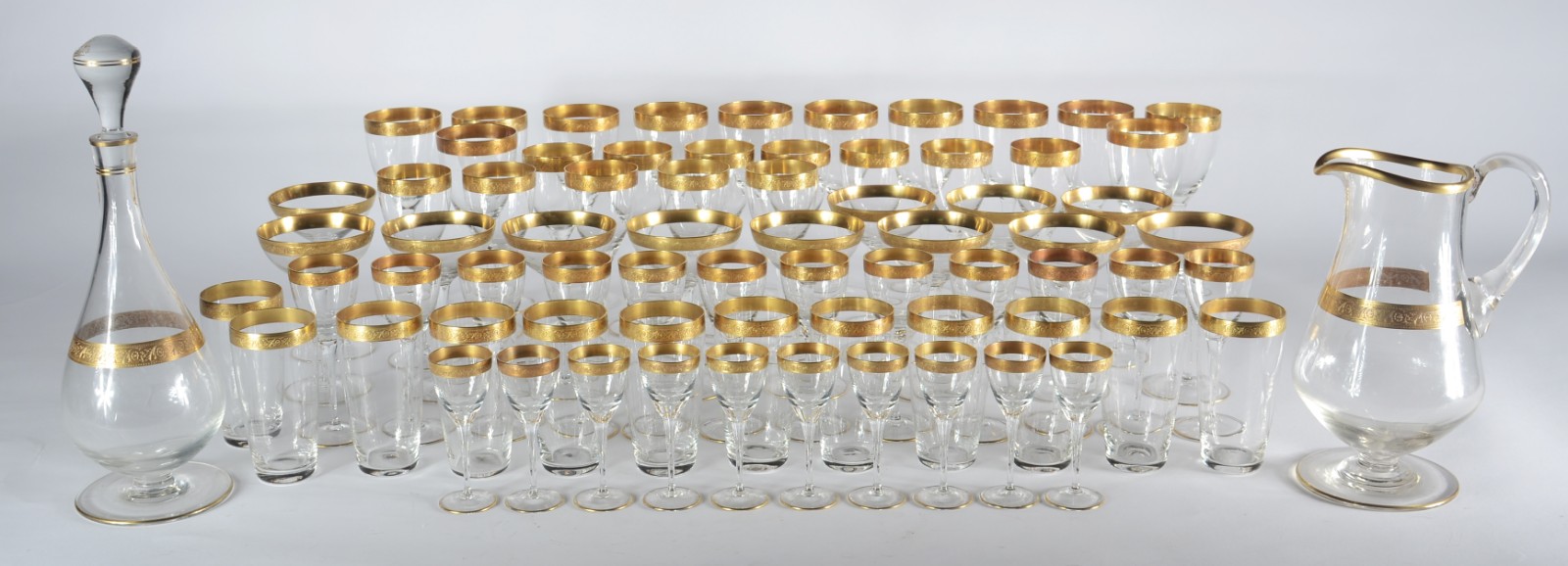 Elegante serviço de cristal tcheco, borda com tarja dourada lavrada... - foto 1 de 8