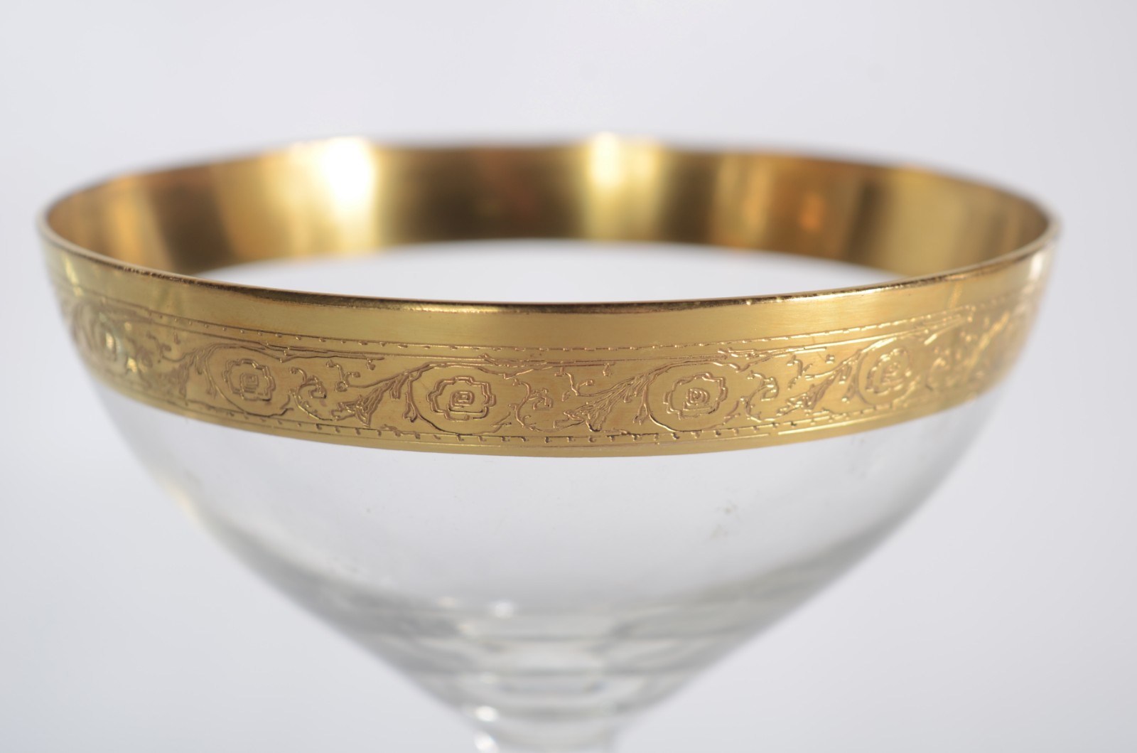 Elegante serviço de cristal tcheco, borda com tarja dourada lavrada... - foto 3 de 8