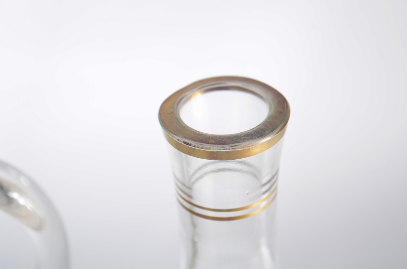 Elegante serviço de cristal tcheco, borda com tarja dourada lavrada... - foto 7 de 8