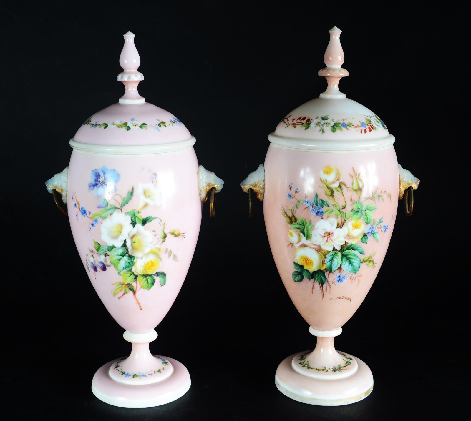 Par de antigos potiches de opalina europeia branca decorada com... - foto 1 de 9