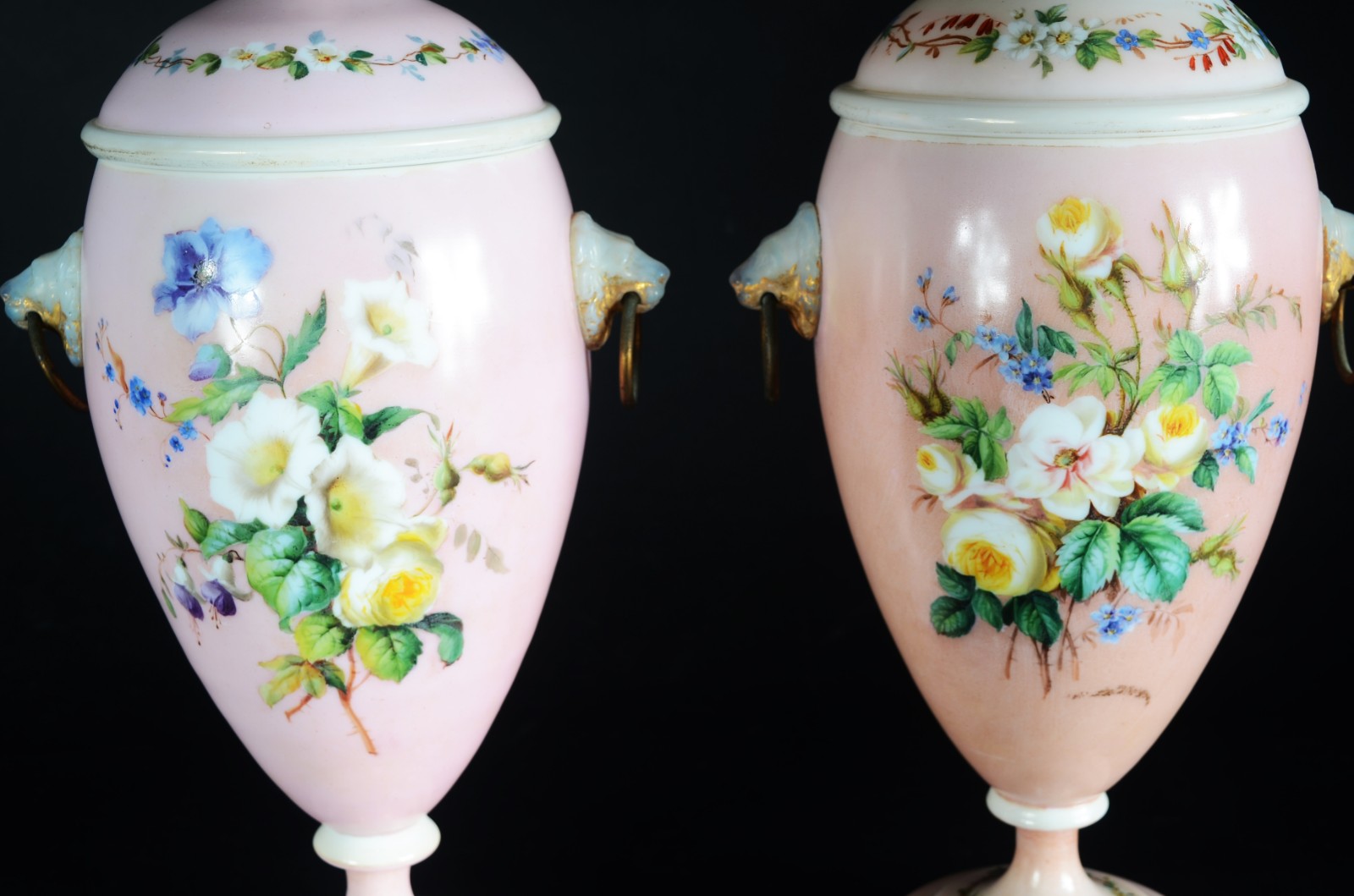 Par de antigos potiches de opalina europeia branca decorada com... - foto 2 de 9