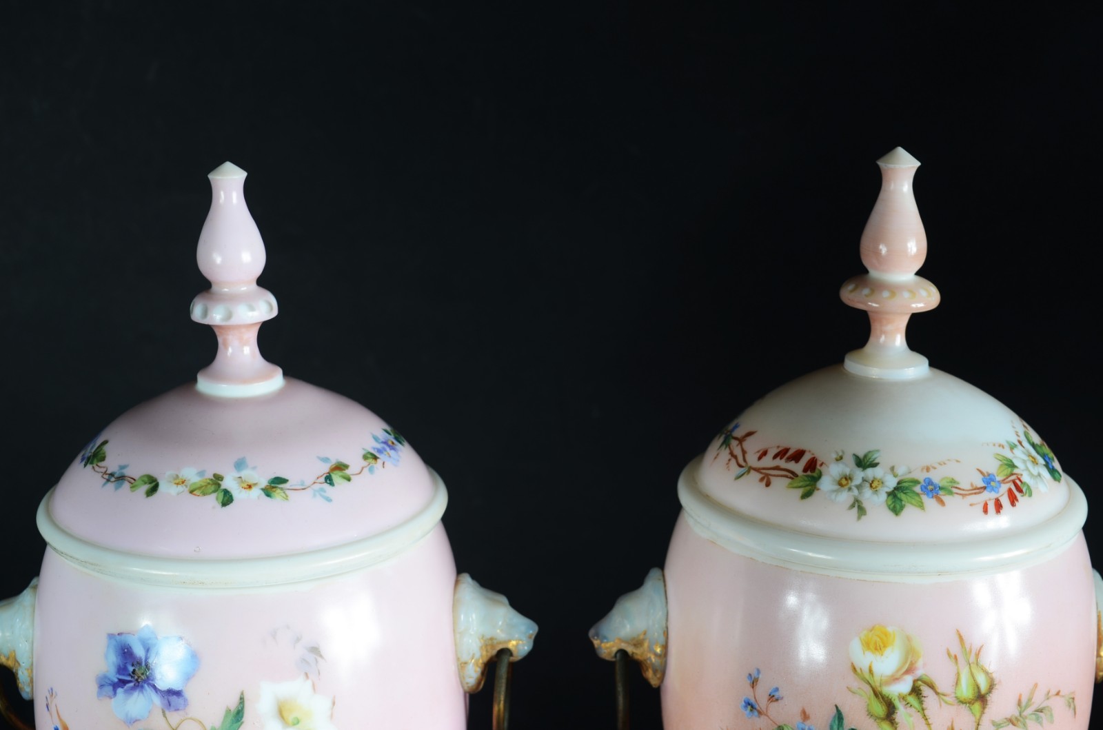 Par de antigos potiches de opalina europeia branca decorada com... - foto 4 de 9