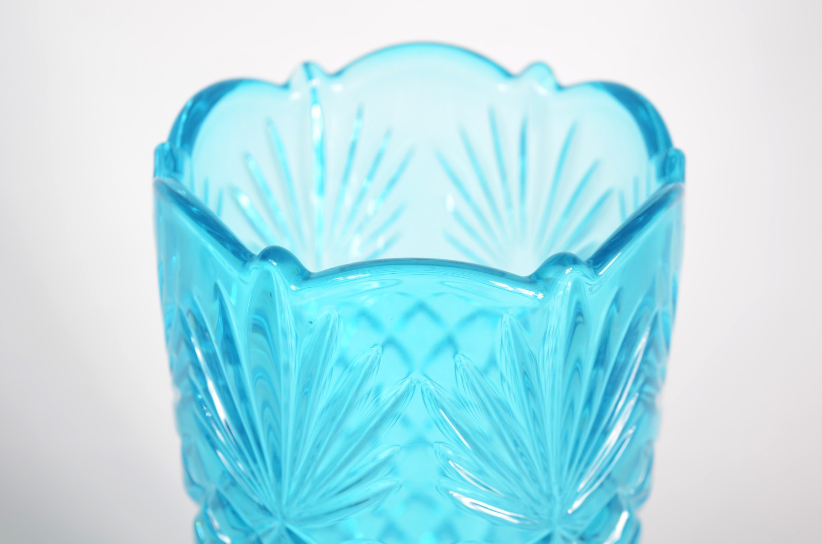 Vaso decorativo de vidro azul trabalhado. - foto 2 de 5