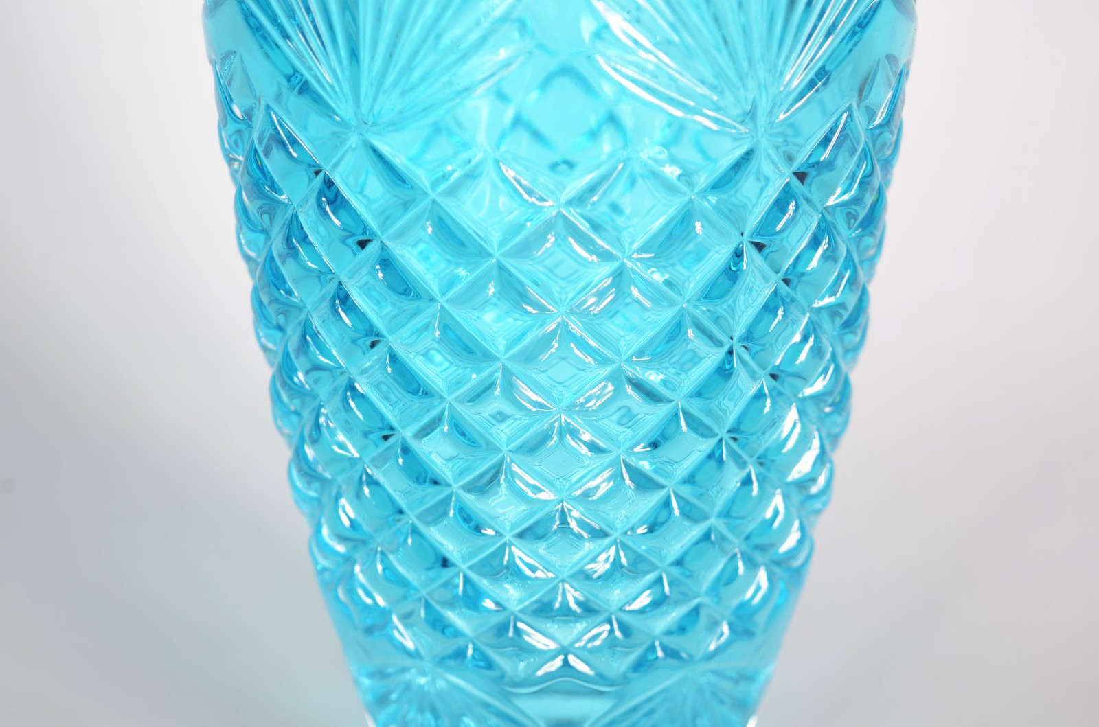 Vaso decorativo de vidro azul trabalhado. - foto 3 de 5